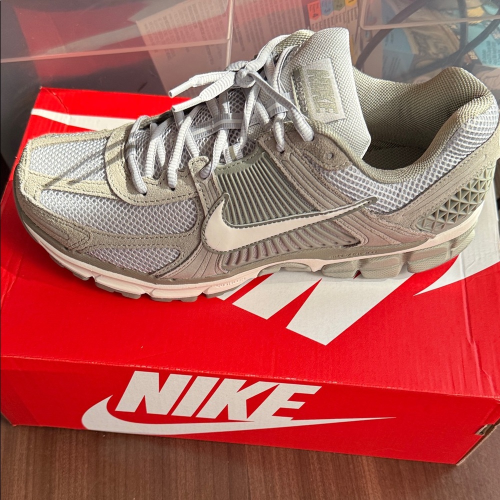 Nike Men's Gray Vomero 5